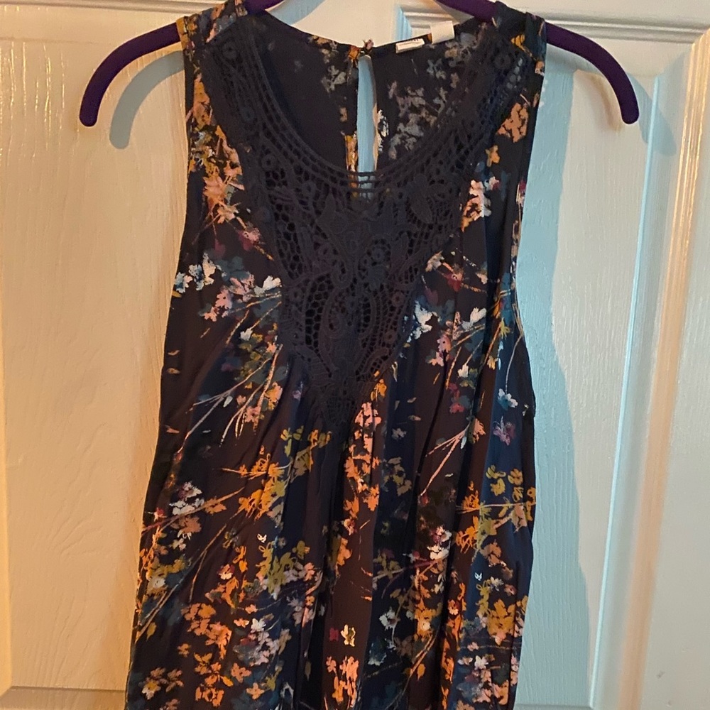 Melrose & Market Size M navy floral tank with gorgeous crochet detail